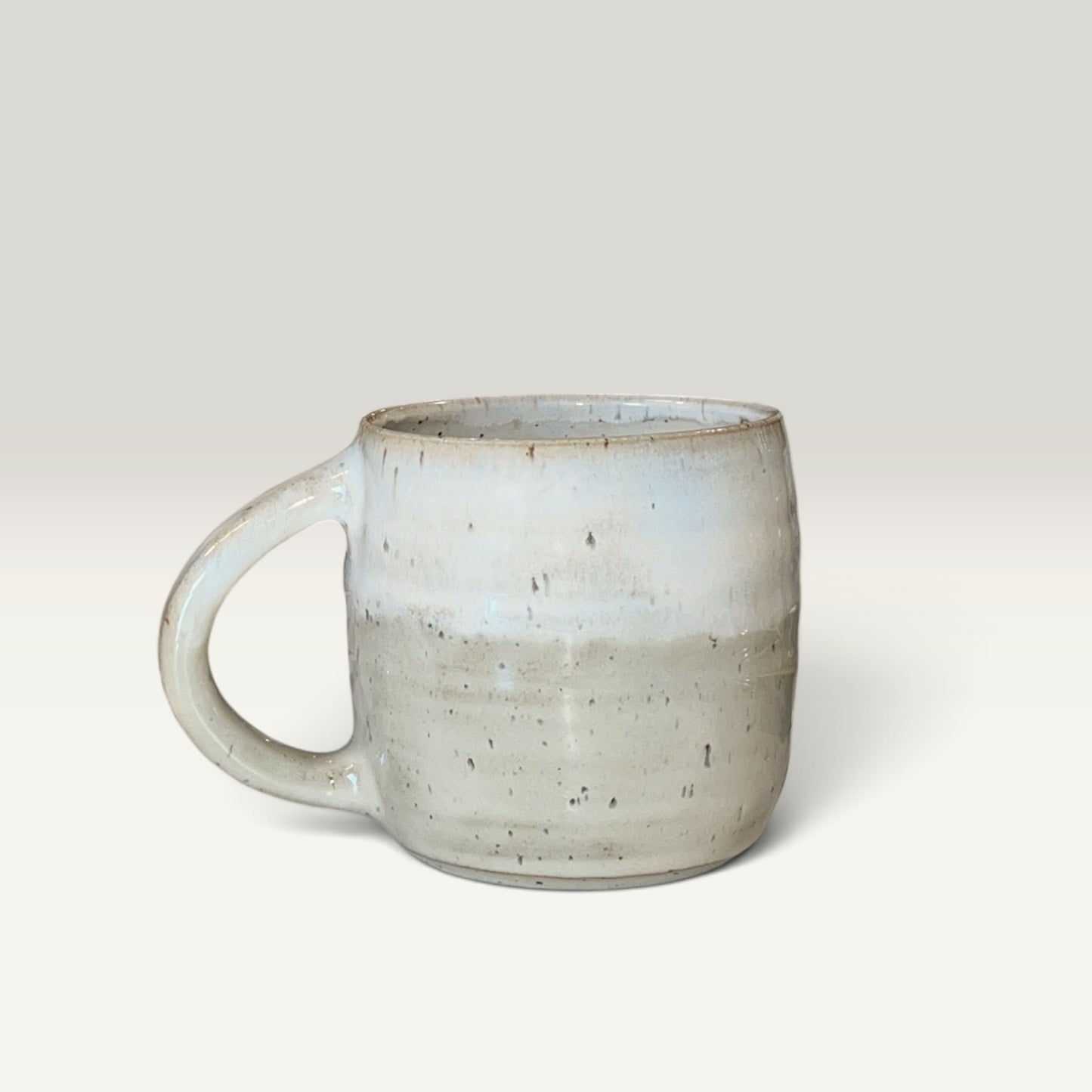 Keramikkrus med hank – Beige og hvid spraglet glasur | Clay by Hornstrup