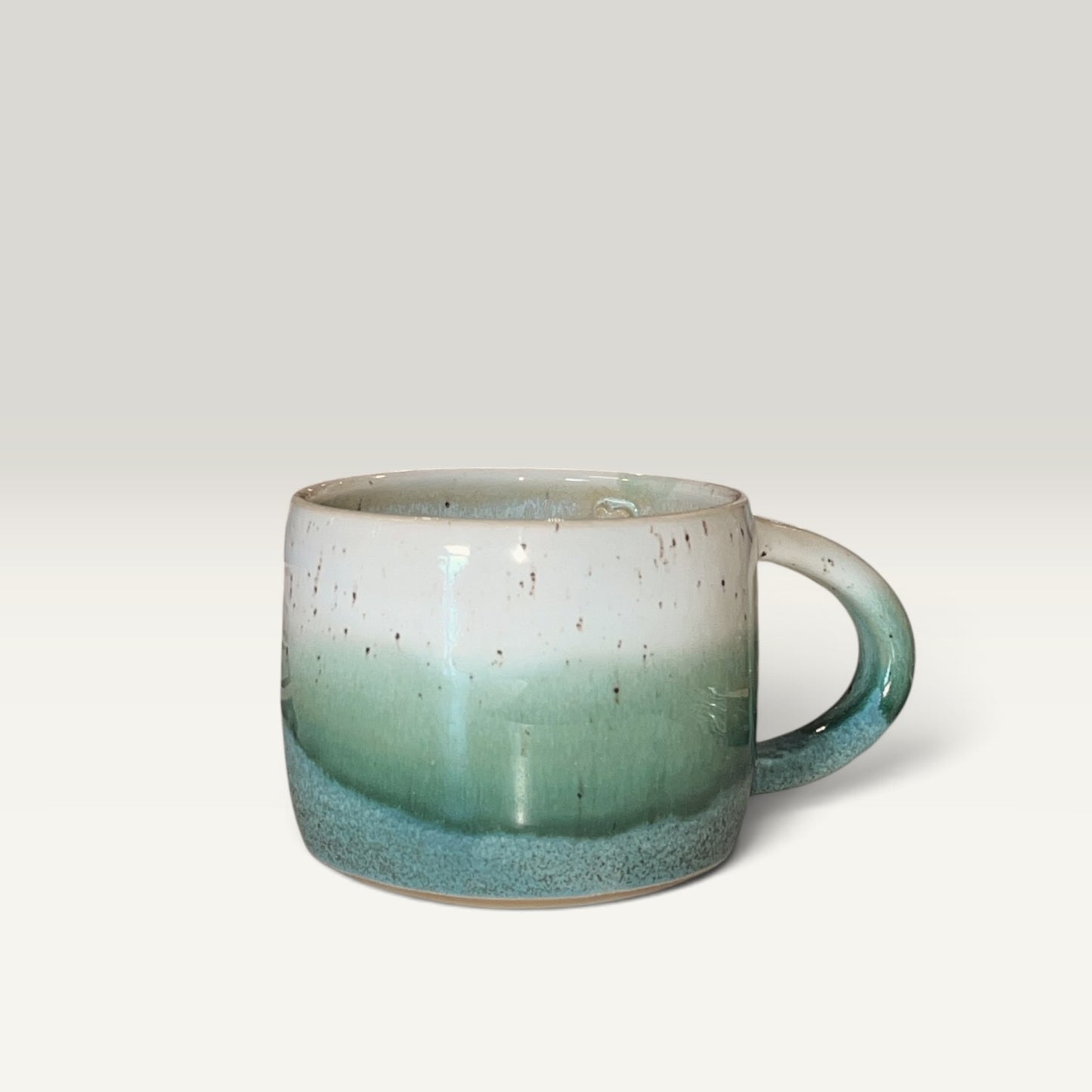 Keramikkrus med hank – Hvid til blågrøn gradient glasur | Clay by Hornstrup