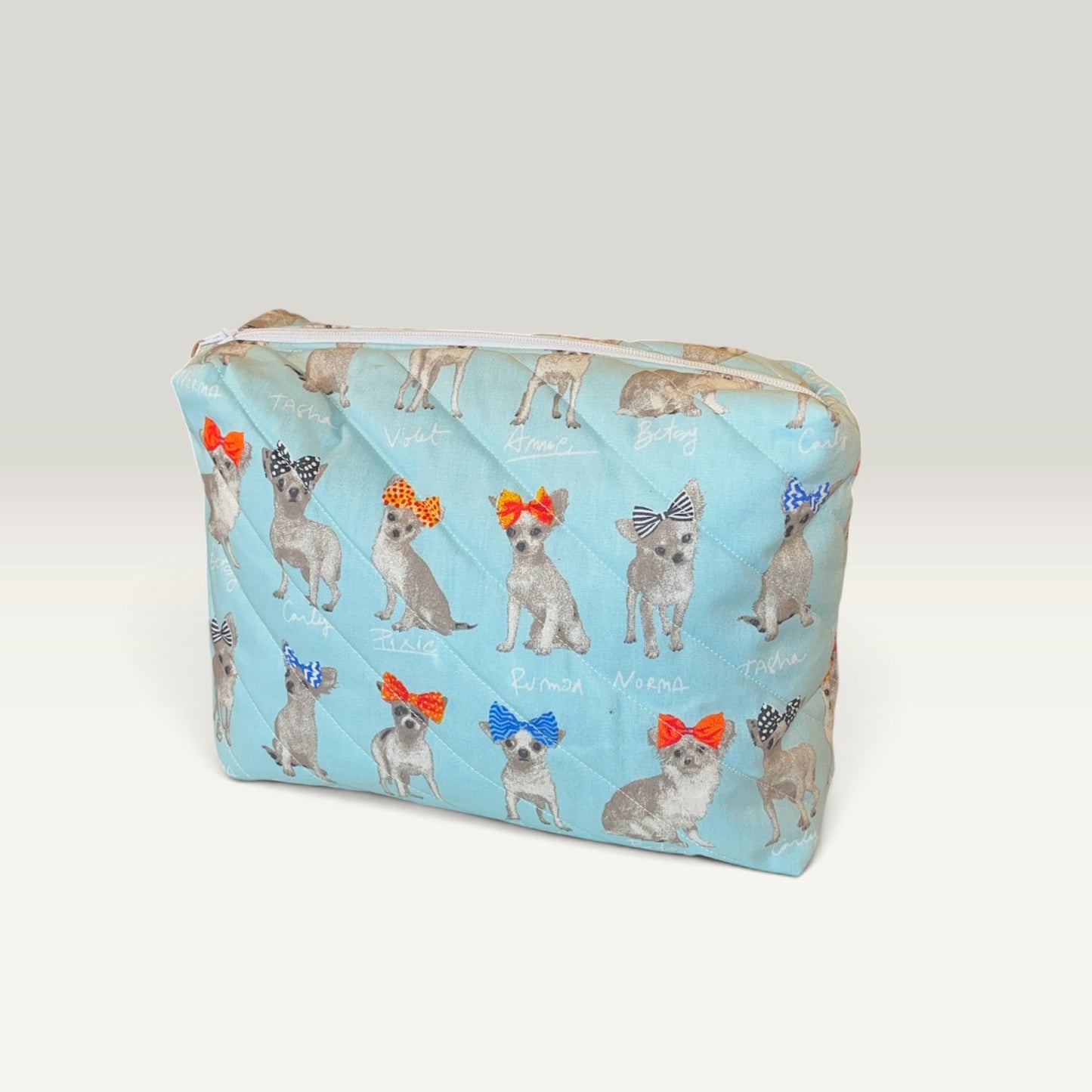 Stor quiltet toilettaske med chihuahua-print – Håndlavet af Irene Kokholm