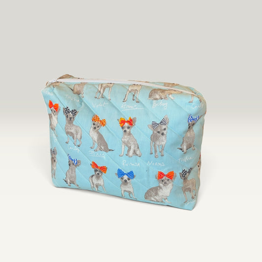 Stor quiltet toilettaske med chihuahua-print – Håndlavet af Irene Kokholm