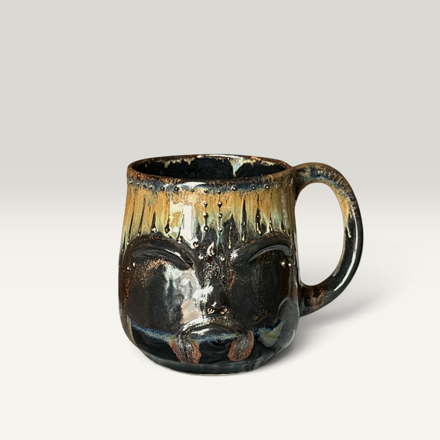 Krus med ansigt – Gaia, sort med bronzeglimmer | RG Ceramic