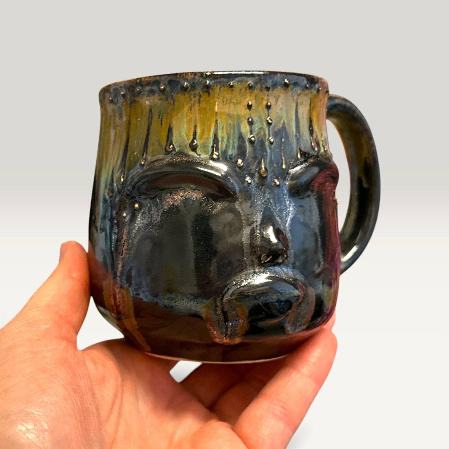 Krus med ansigt – Gaia, sort med bronzeglimmer | RG Ceramic