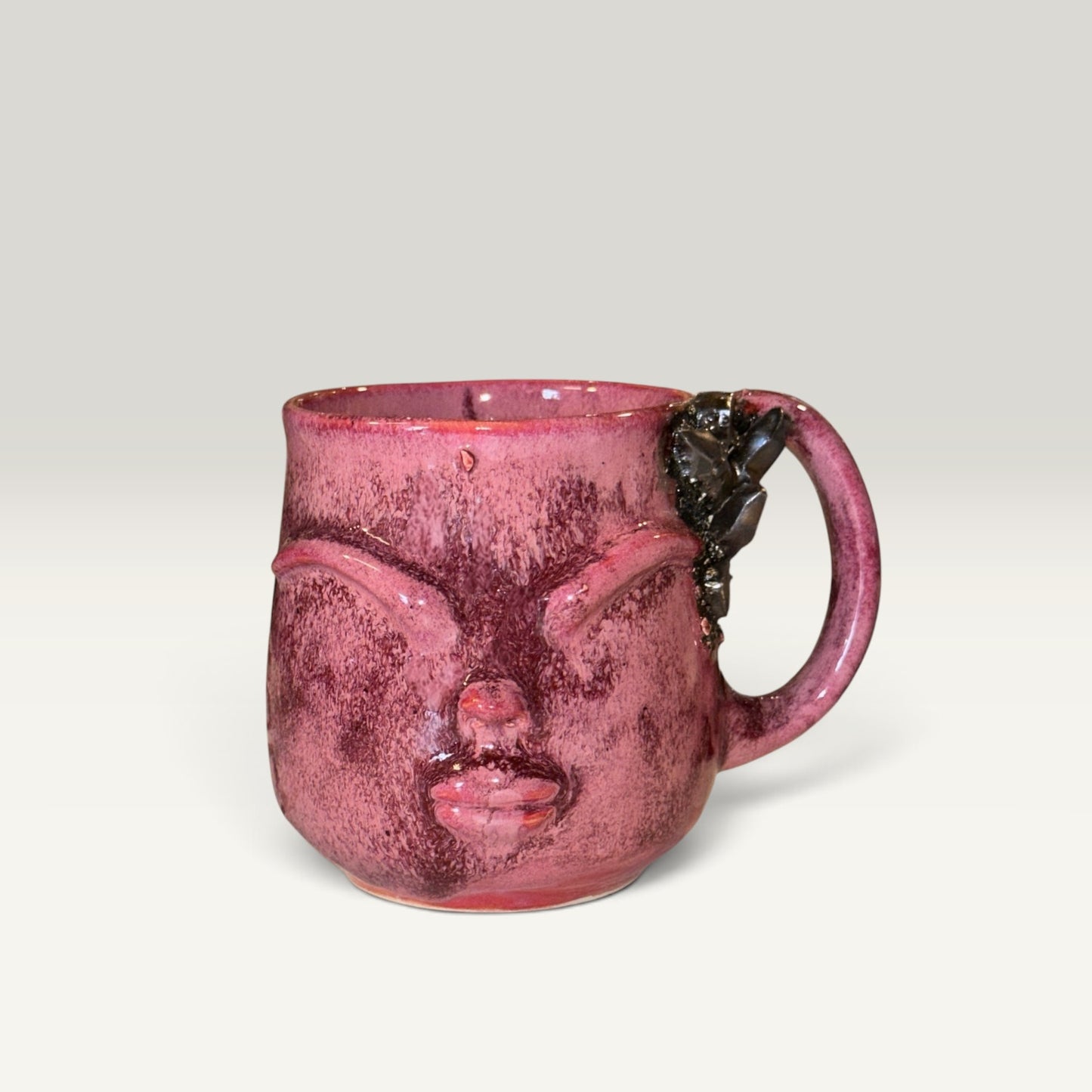 Krus med ansigt – Gaia, hindbærrød med bronzekrystaller | RG Ceramic