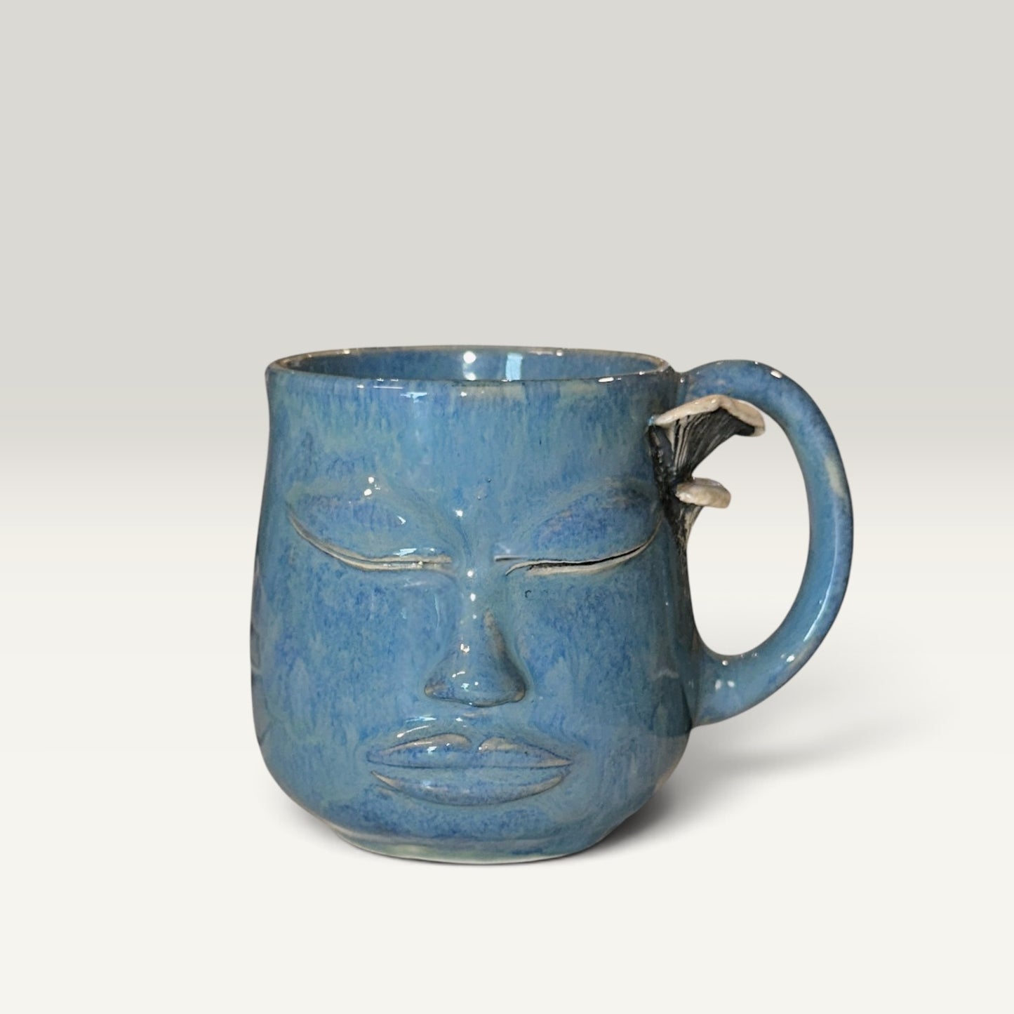 Krus med ansigt – Gaia, støvet blå med svampe | RG Ceramic