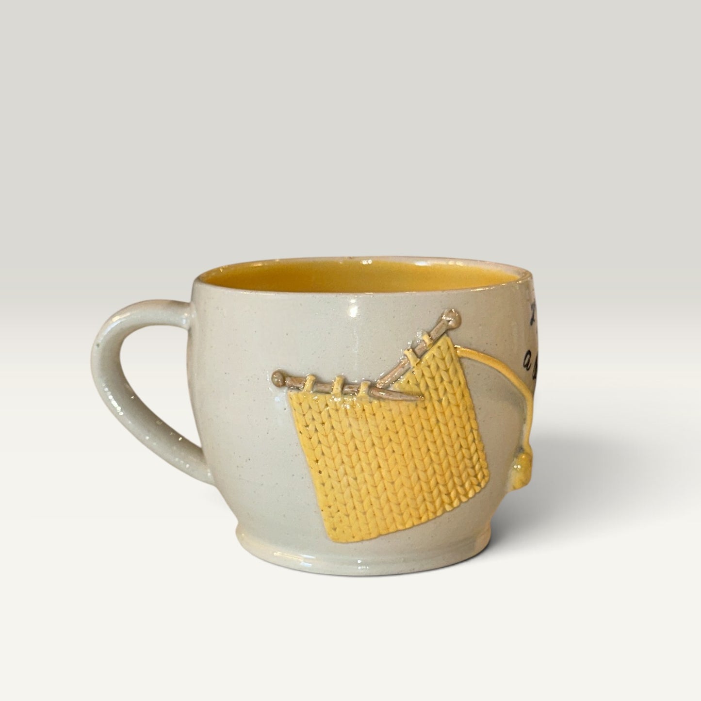 Keramikkrus med strikketøjsmotiv – „I Knit a break“ | Helle Zinn
