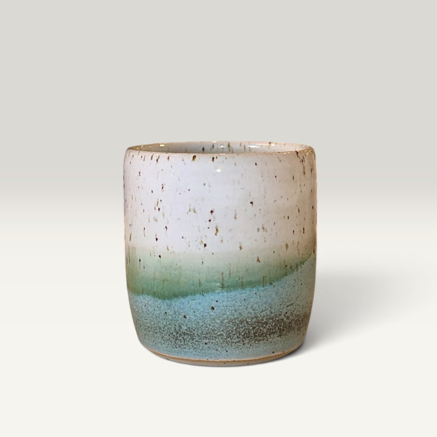 Keramikkrus uden hank – Hvid til blågrøn gradient glasur | Clay by Hornstrup