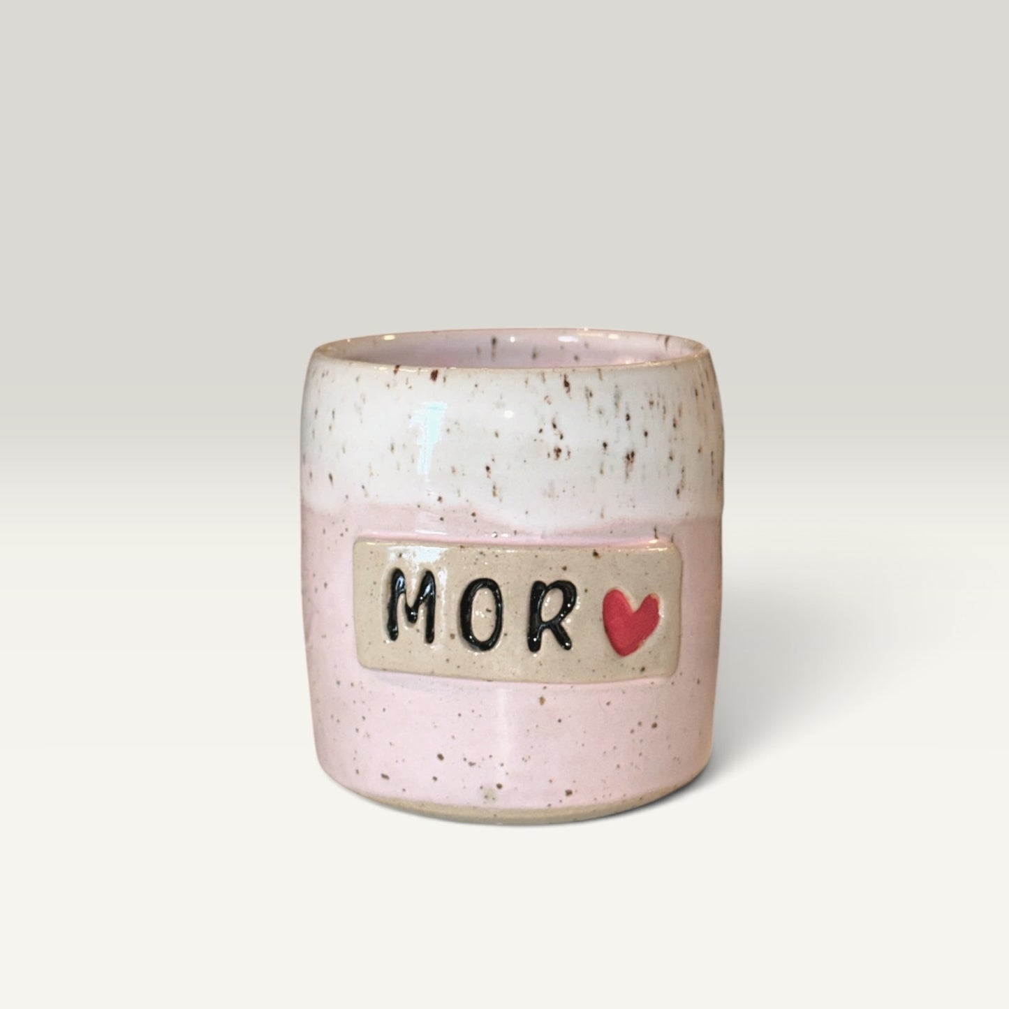 Keramikkrus uden hank – „MOR ♥“ med håndformet skilt | Clay by Hornstrup