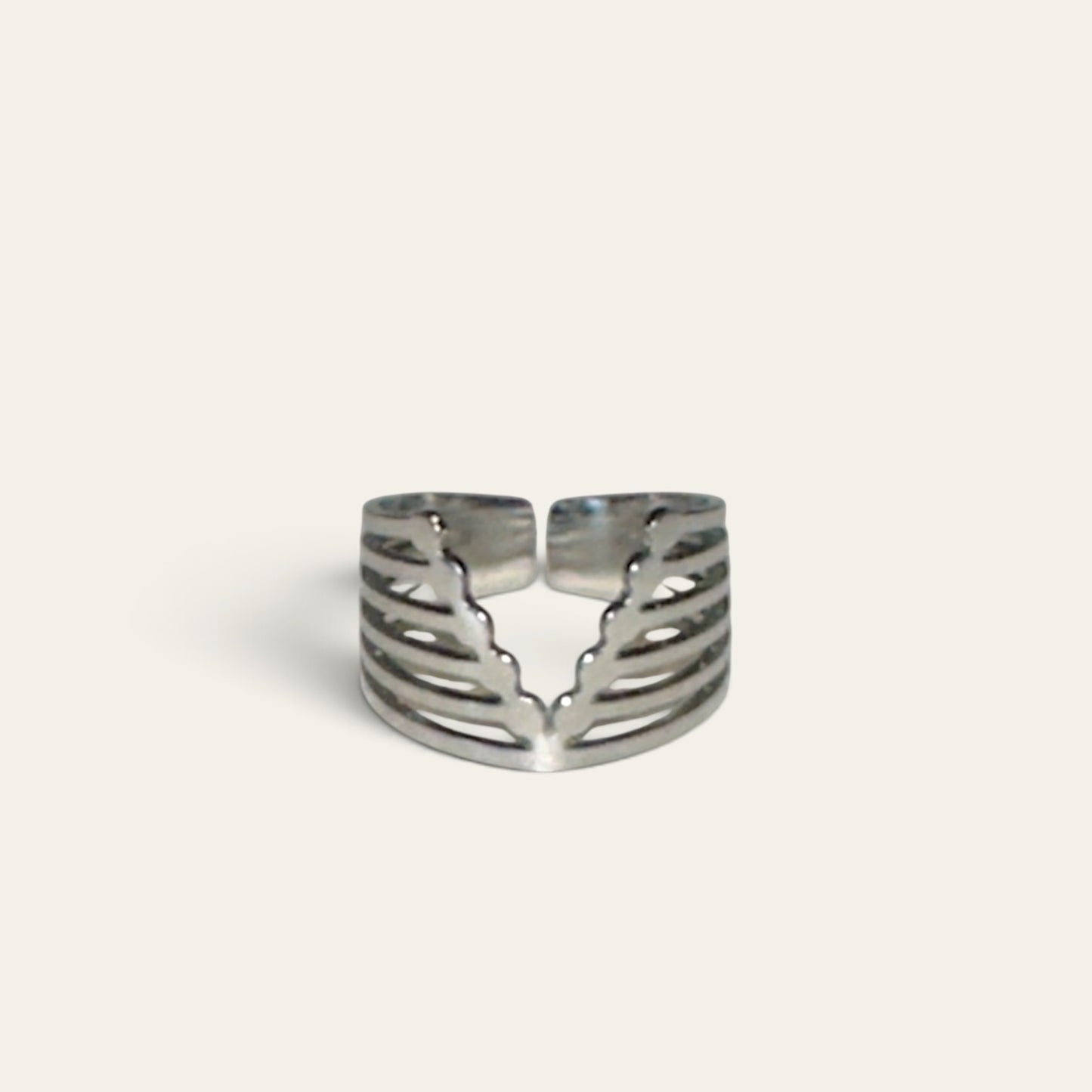 Vandfast ring med V-mønster i kirurgisk stål – Winther Design