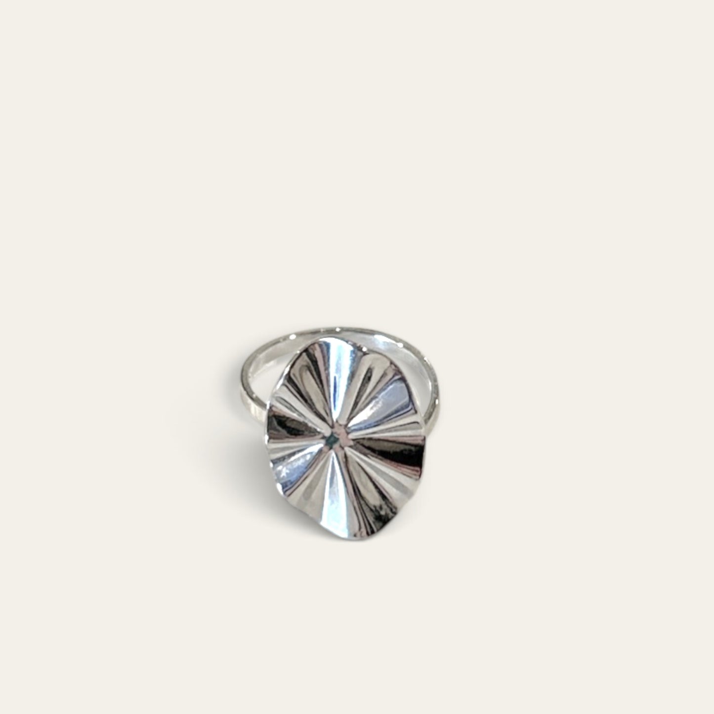 Vandfast ring med bølget oval i kirurgisk stål – Winther Design