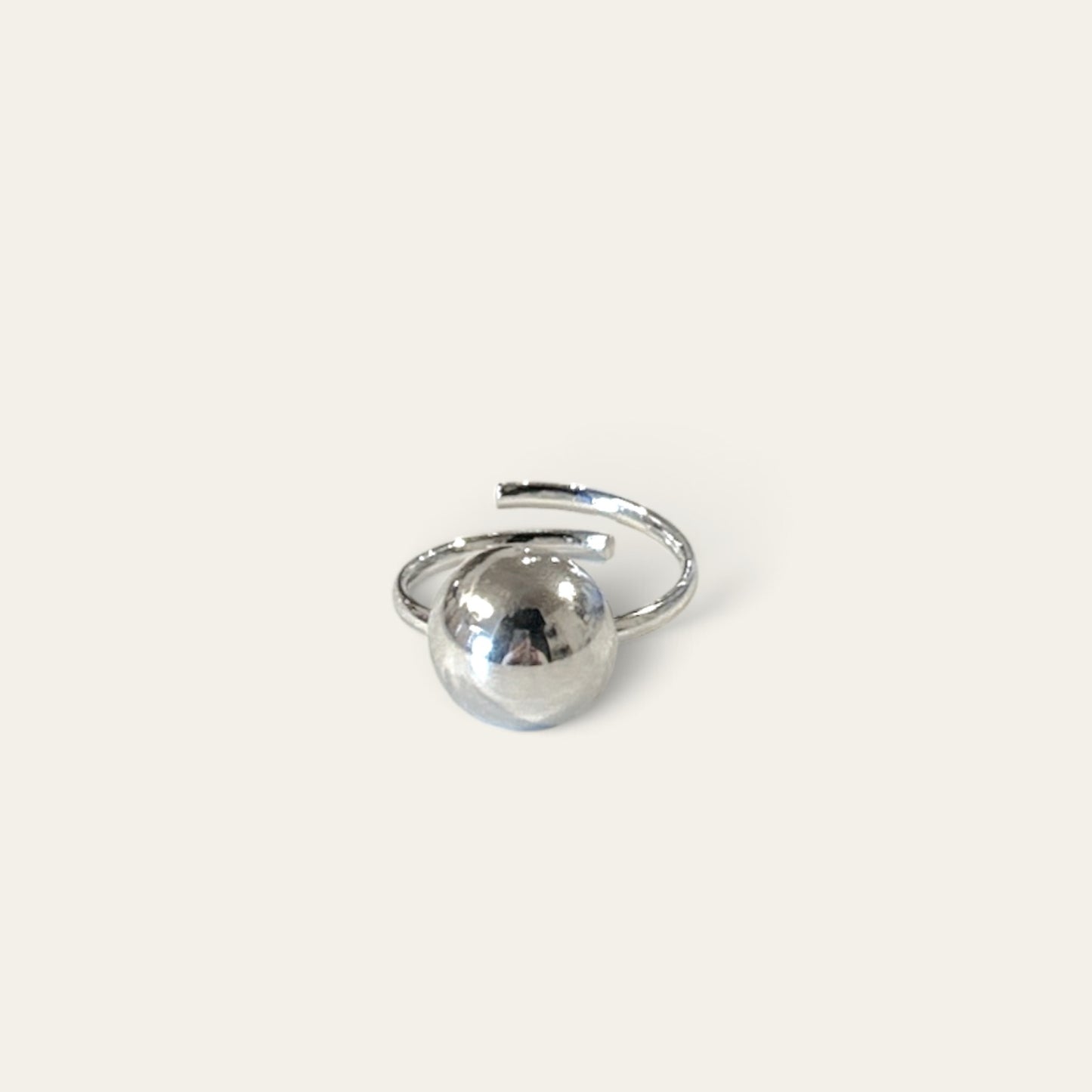 Vandfast ring med kugle i kirurgisk stål – Winther Design
