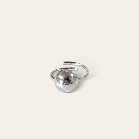 Vandfast ring med kugle i kirurgisk stål – Winther Design