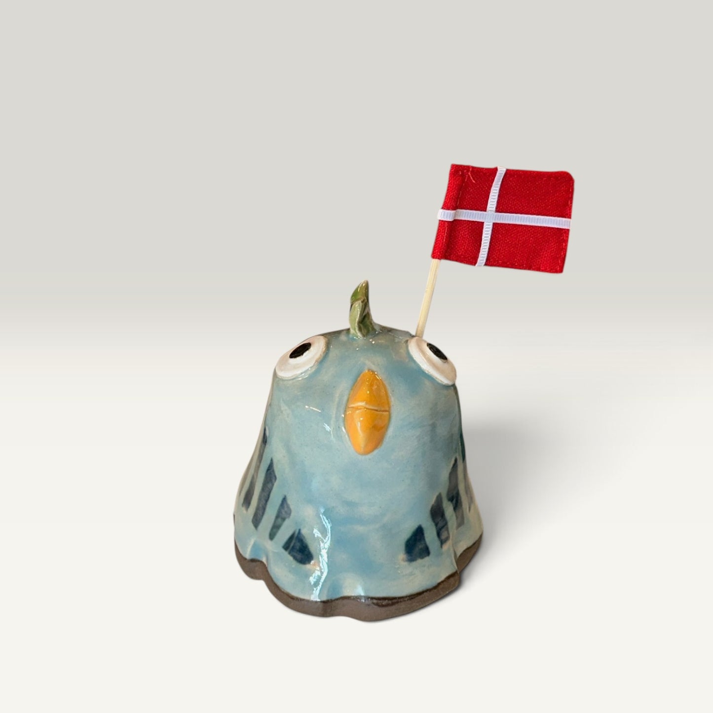 Stor Andrea i keramik med flag – Håndlavet figur af Pedersen
