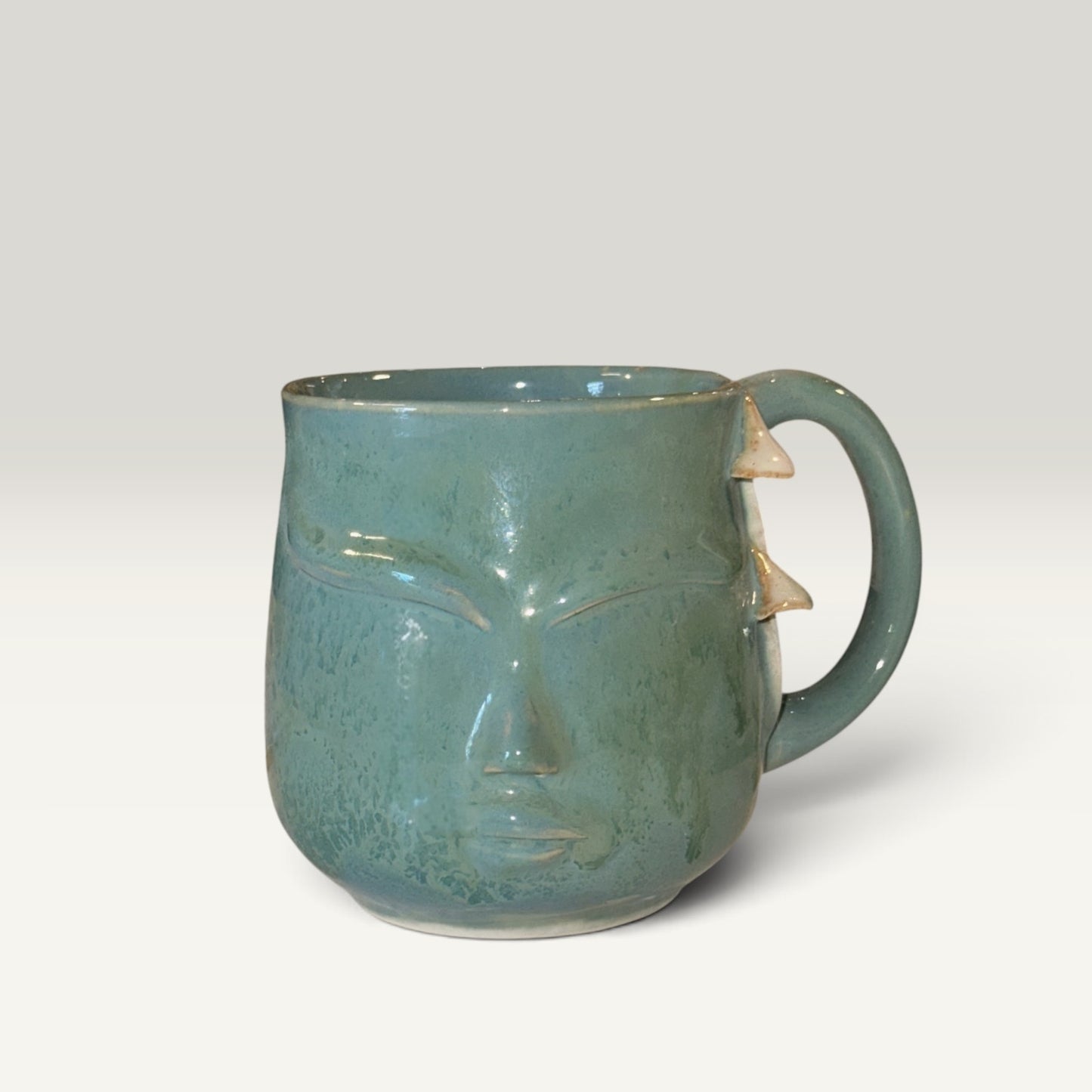 Krus med ansigt – Gaia, støvet grøn med svampe | RG Ceramic