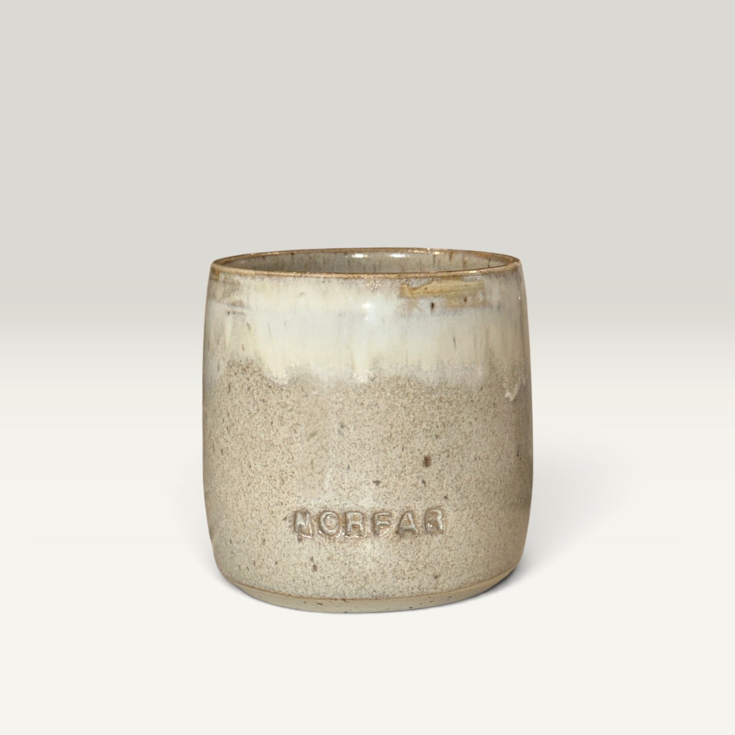 Håndlavet keramik krus uden hank – Morfar, beige | Clay by Hornstrup