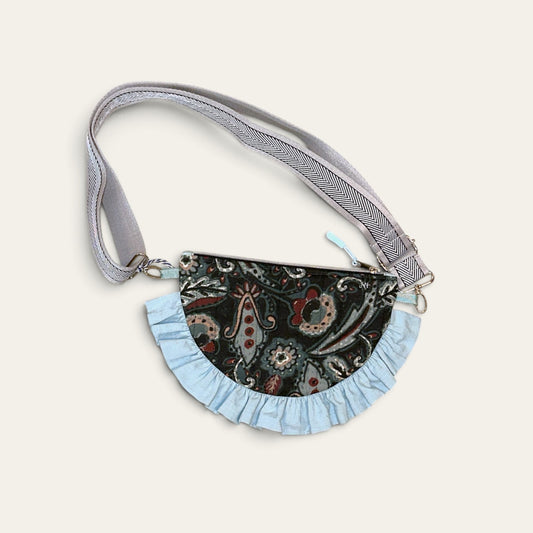 Håndlavet mini crossbody taske – paisley med lyseblå frynser – 20x15 cm | JNortheved