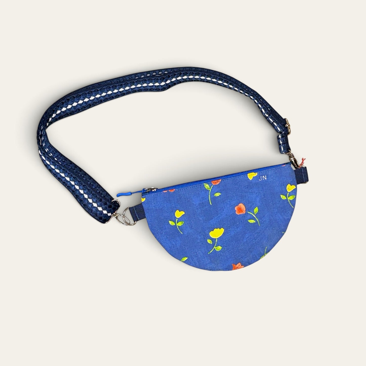 Håndlavet mini crossbody taske – blå med blomster – 20x15 cm | JNortheved
