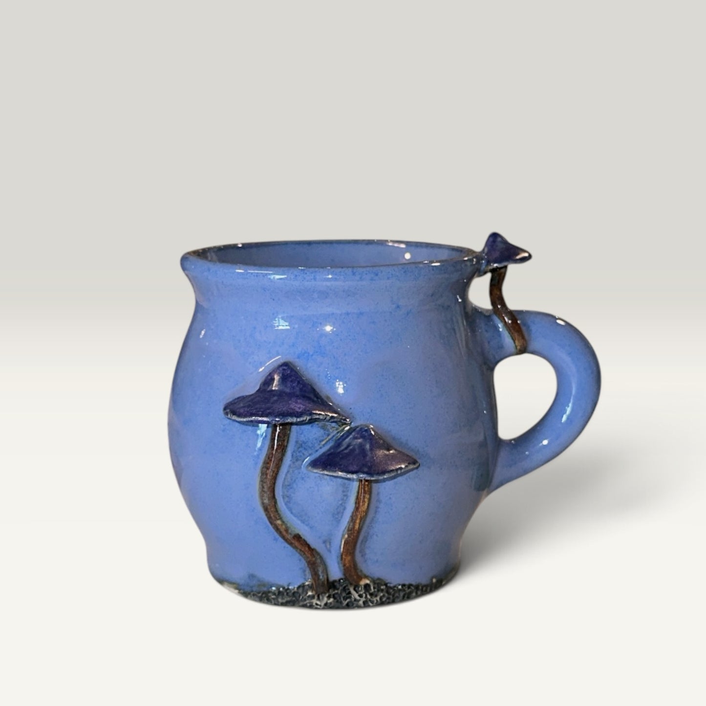 Krus med svampe – blå med blå/lilla svampe | RG Ceramic