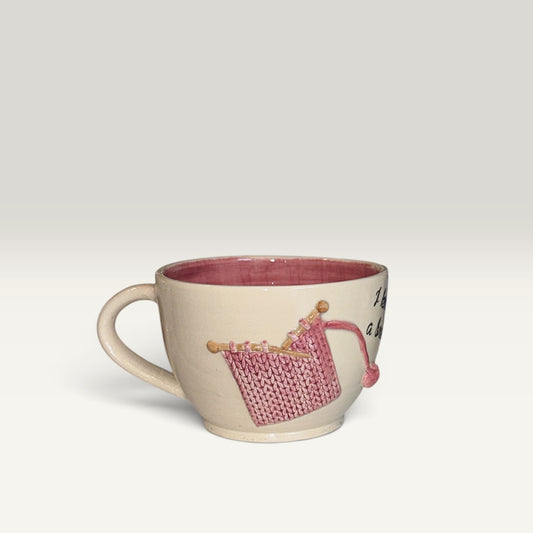 Keramikkrus med strikketøjsmotiv – „I Knit a Break“, pink | Helle Zinn