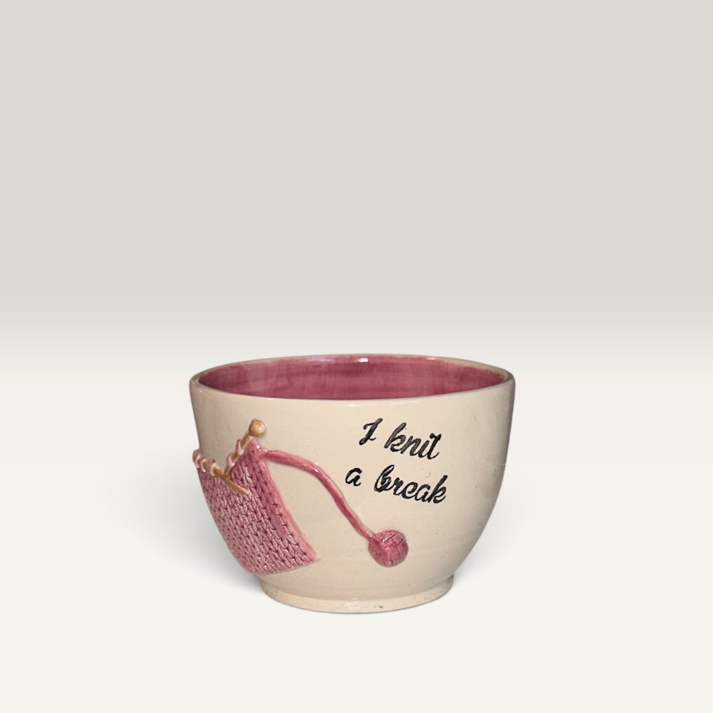Keramikkrus med strikketøjsmotiv – „I Knit a Break“, pink | Helle Zinn