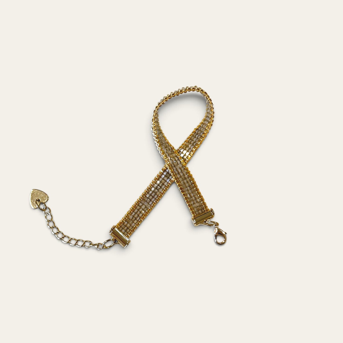 Håndlavet armbånd i miyukiperler – grå og guldbelagt | Mabalser