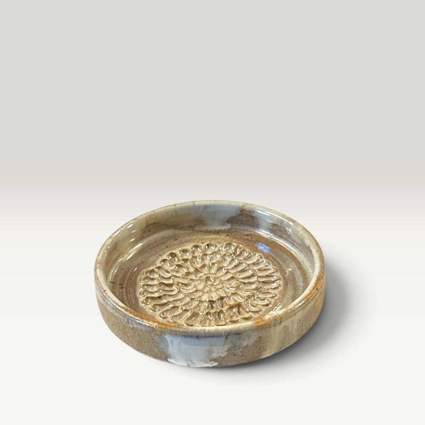 Håndlavet keramik hvid løgsriver – beige/blå glasur | Clay by Hornstrup