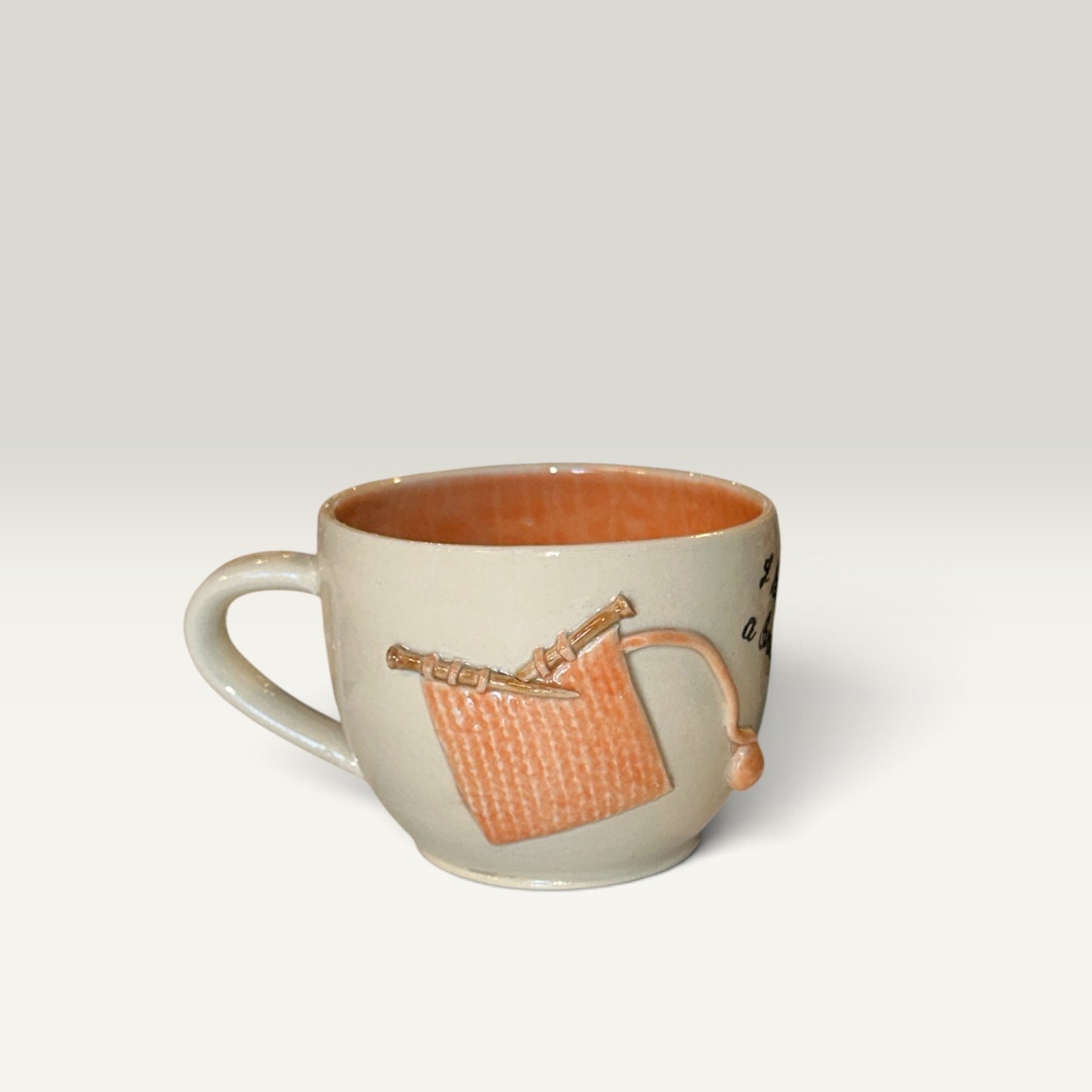 Keramikkrus med strikketøjsmotiv – „I Knit a Break“, orange | Helle Zinn