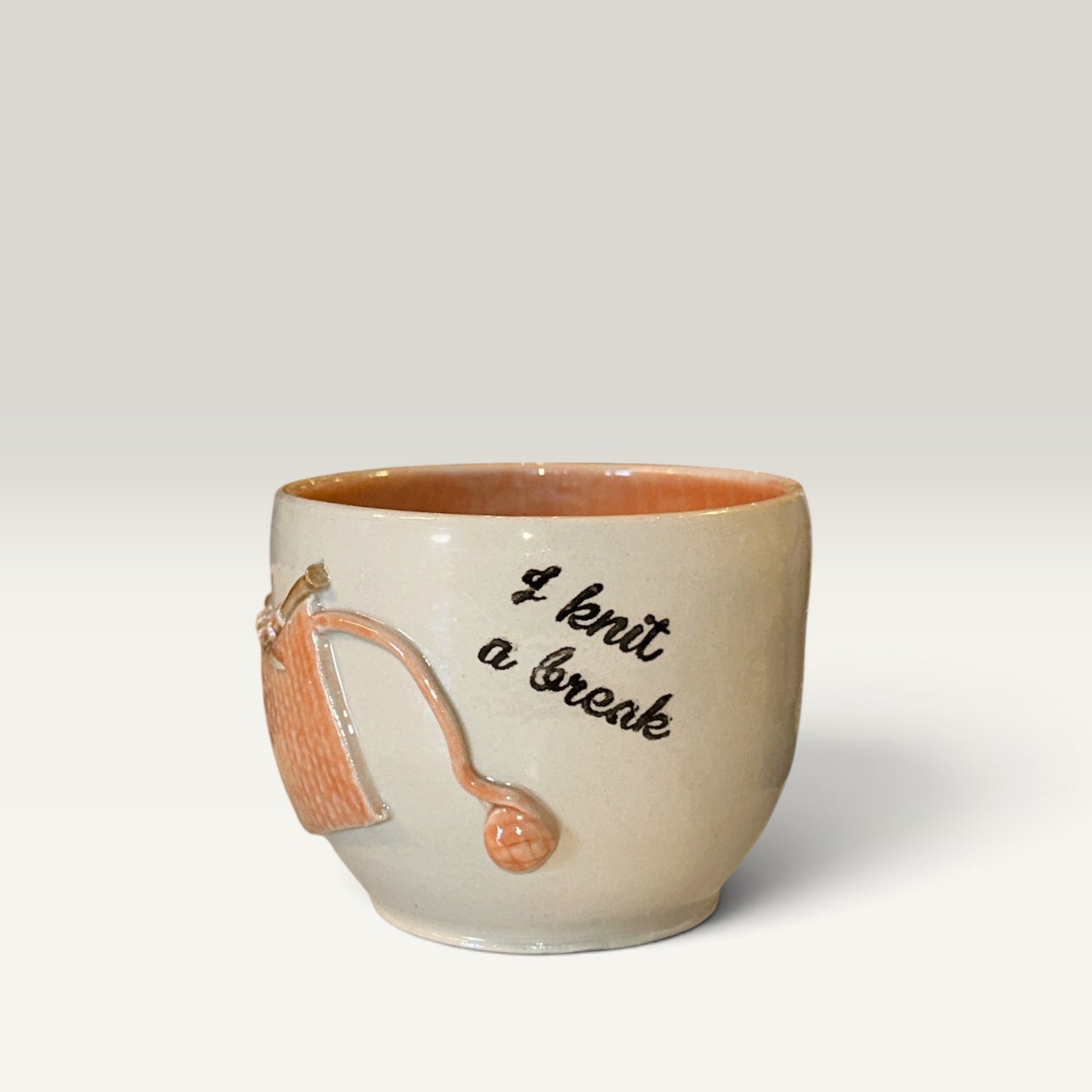 Keramikkrus med strikketøjsmotiv – „I Knit a Break“, orange | Helle Zinn