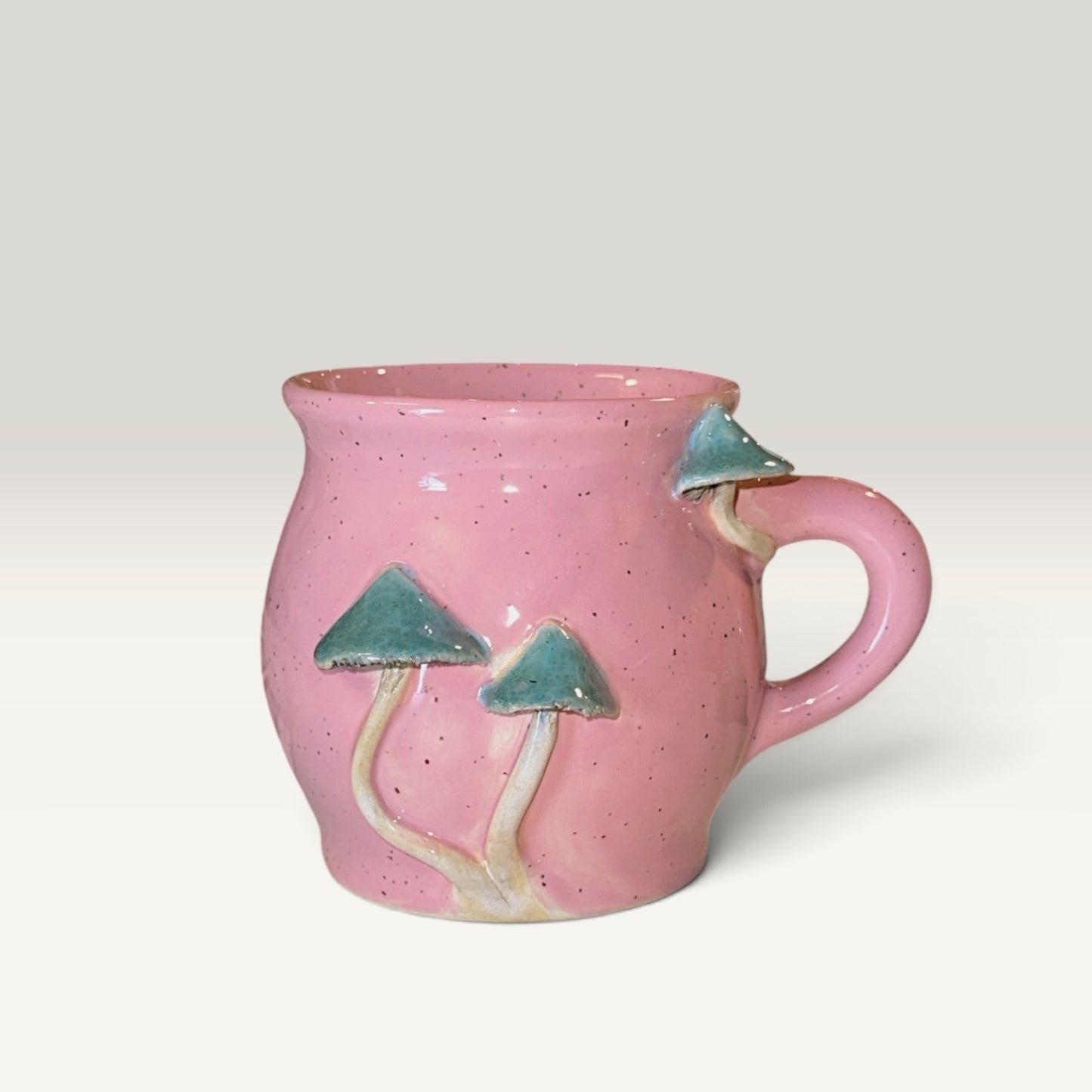 Krus med svampe – lyserød med grønne svampe | RG Ceramic