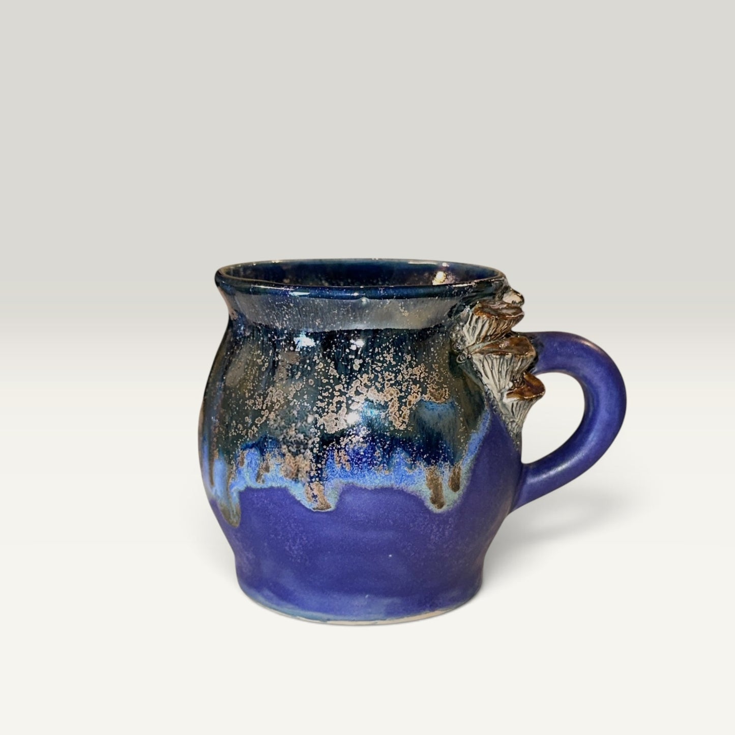 Krus med svampe – mørk blå natthimmel-glasur med brune svampe | RG Ceramic