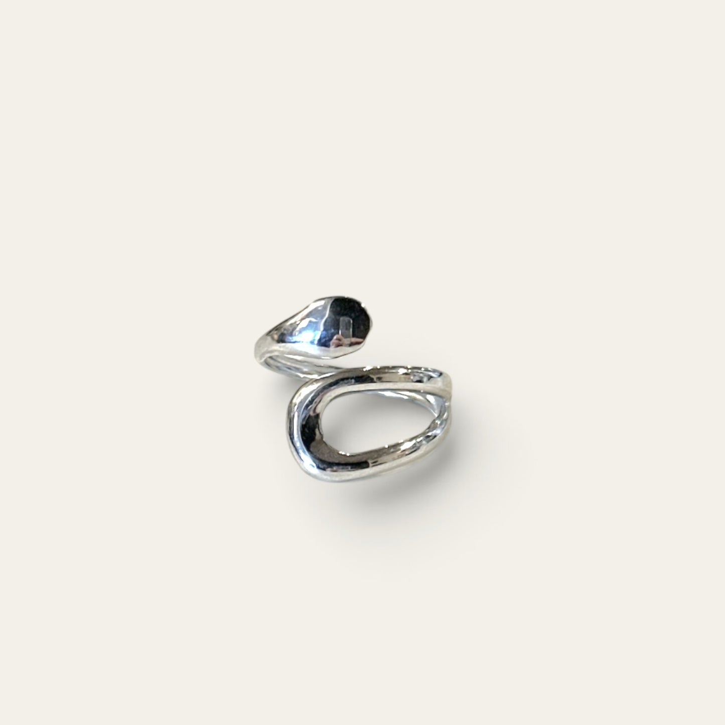 Vandfast ring med organisk form – kirurgisk stål | Winther Design