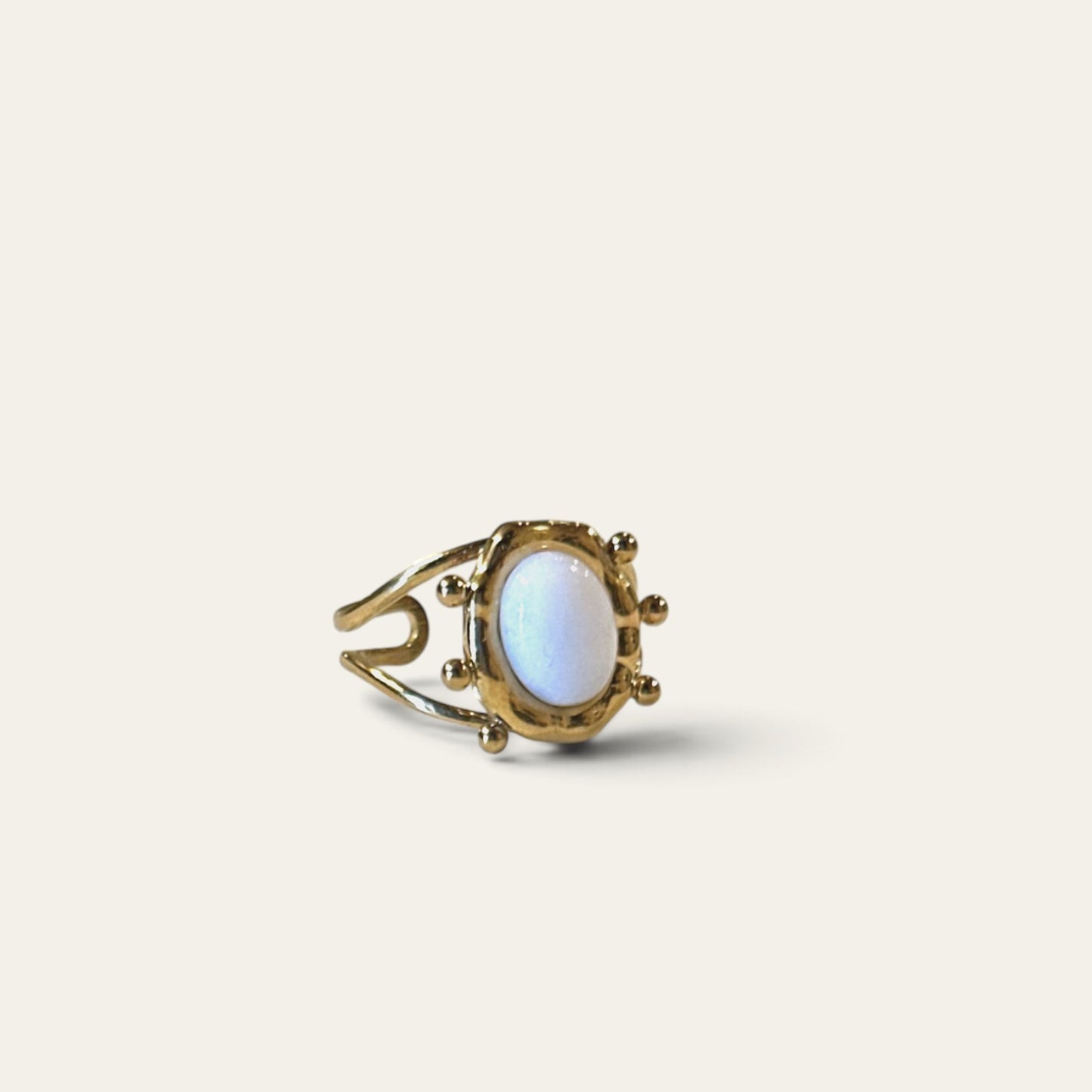 Vandfast ring med hvid sten – forgyldt kirurgisk stål | Winther Design