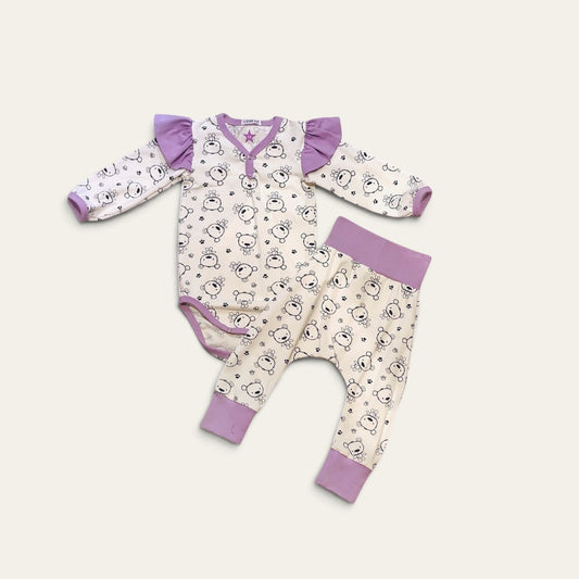 Håndlavet baby sæt str. 74 – body med flæser og bukser i lilla bamse-jersey | Louifax