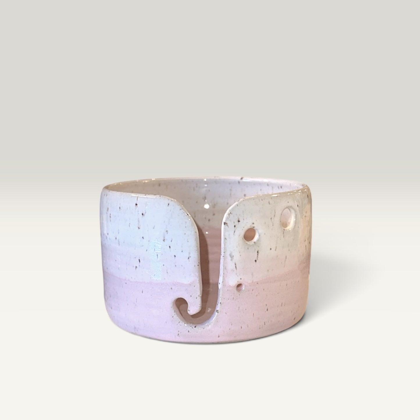 Håndlavet keramisk garnskål – hvid/lyserød glasur med spiralskæring | Clay by Hornstrup