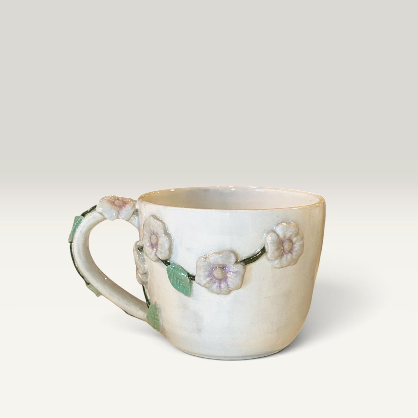 Håndlavet keramikkrus med 3D-blomster i hvid og lyselilla | Helle Zinn