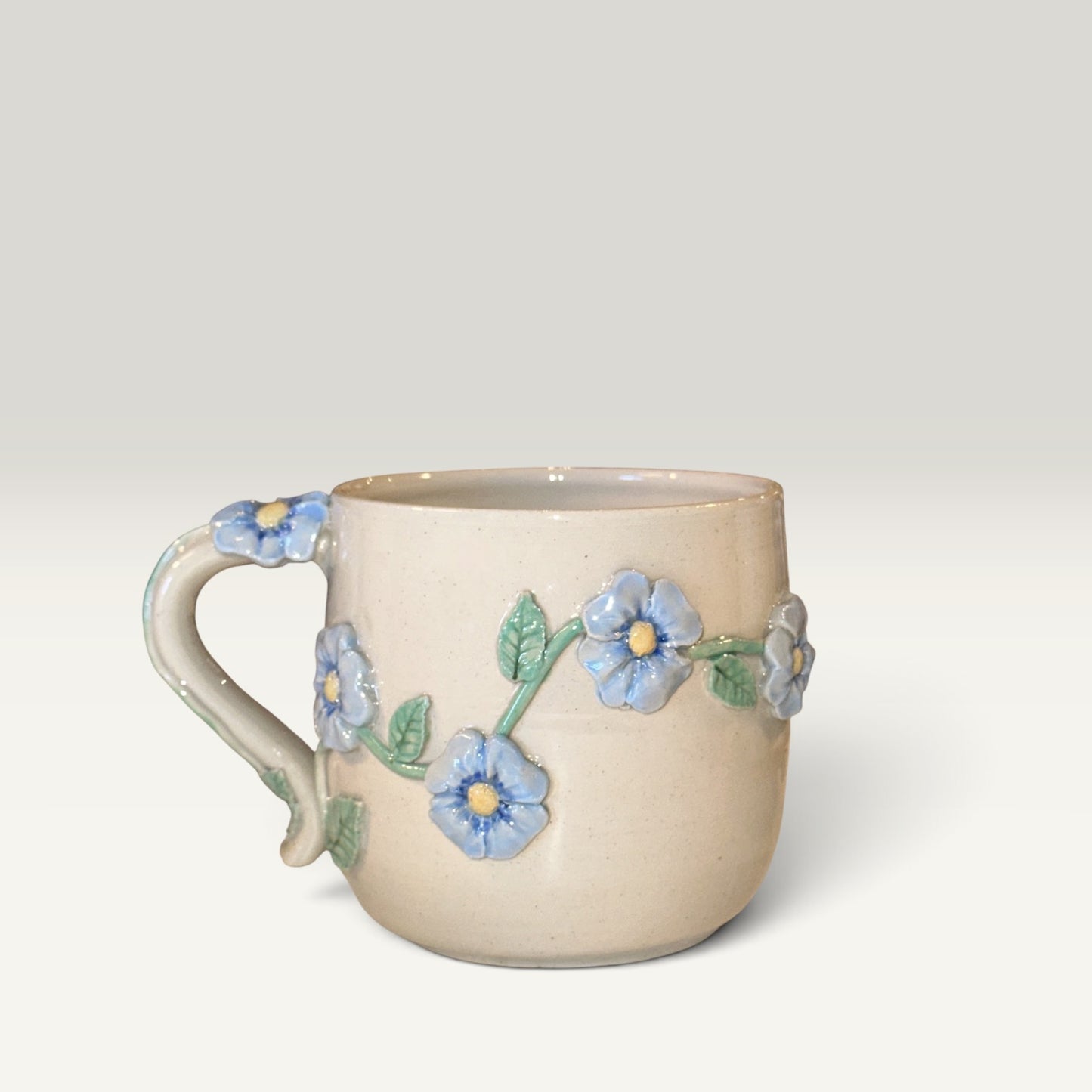 Håndlavet keramikkrus med 3D-blomster i lyseblå og gul | Helle Zinn