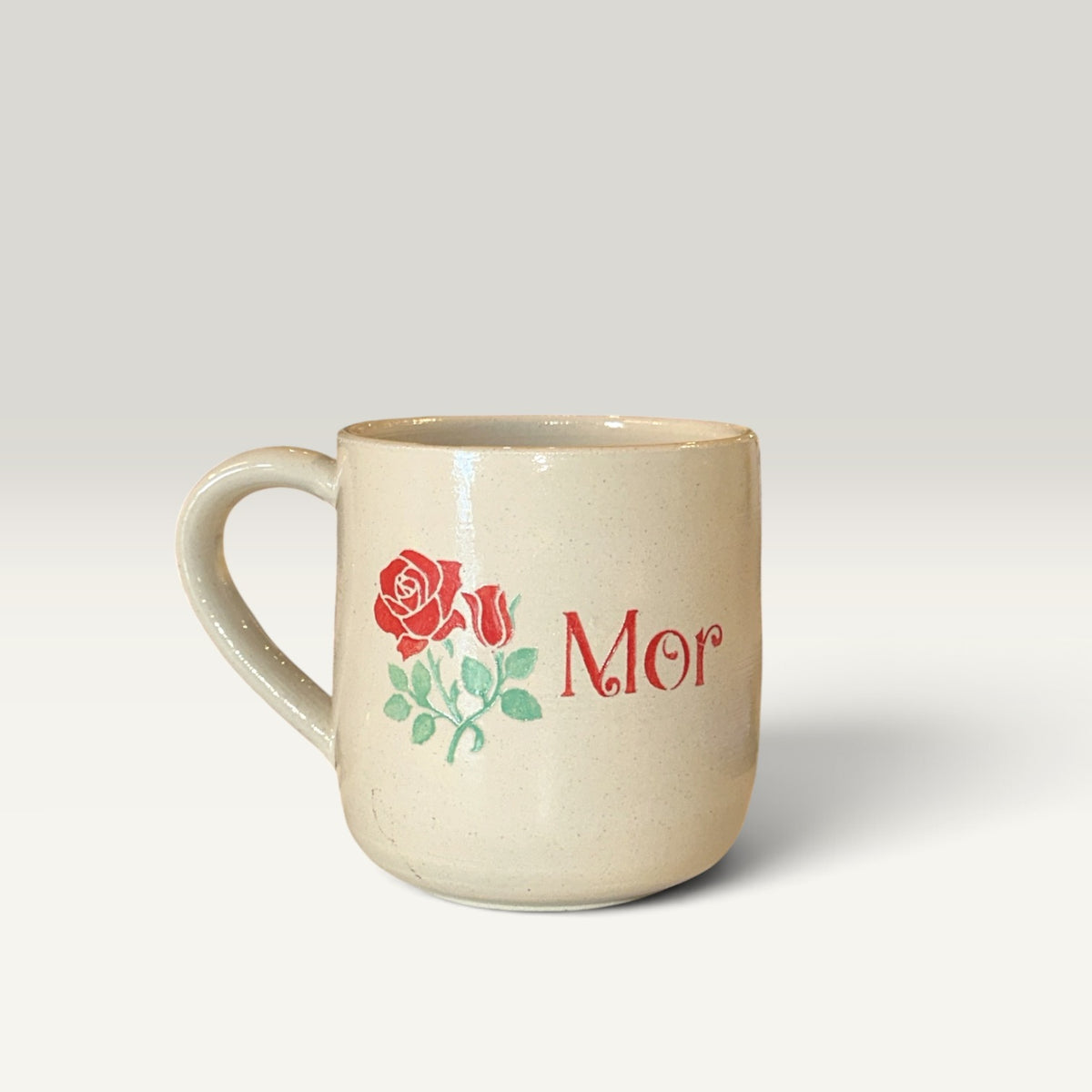 Drejet krus med hank – „Mor“ med rose | Helle Zinn