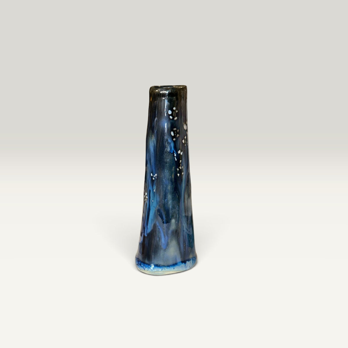 Håndformet slank vase – natblå med stjerner | Lisbeth Børglum
