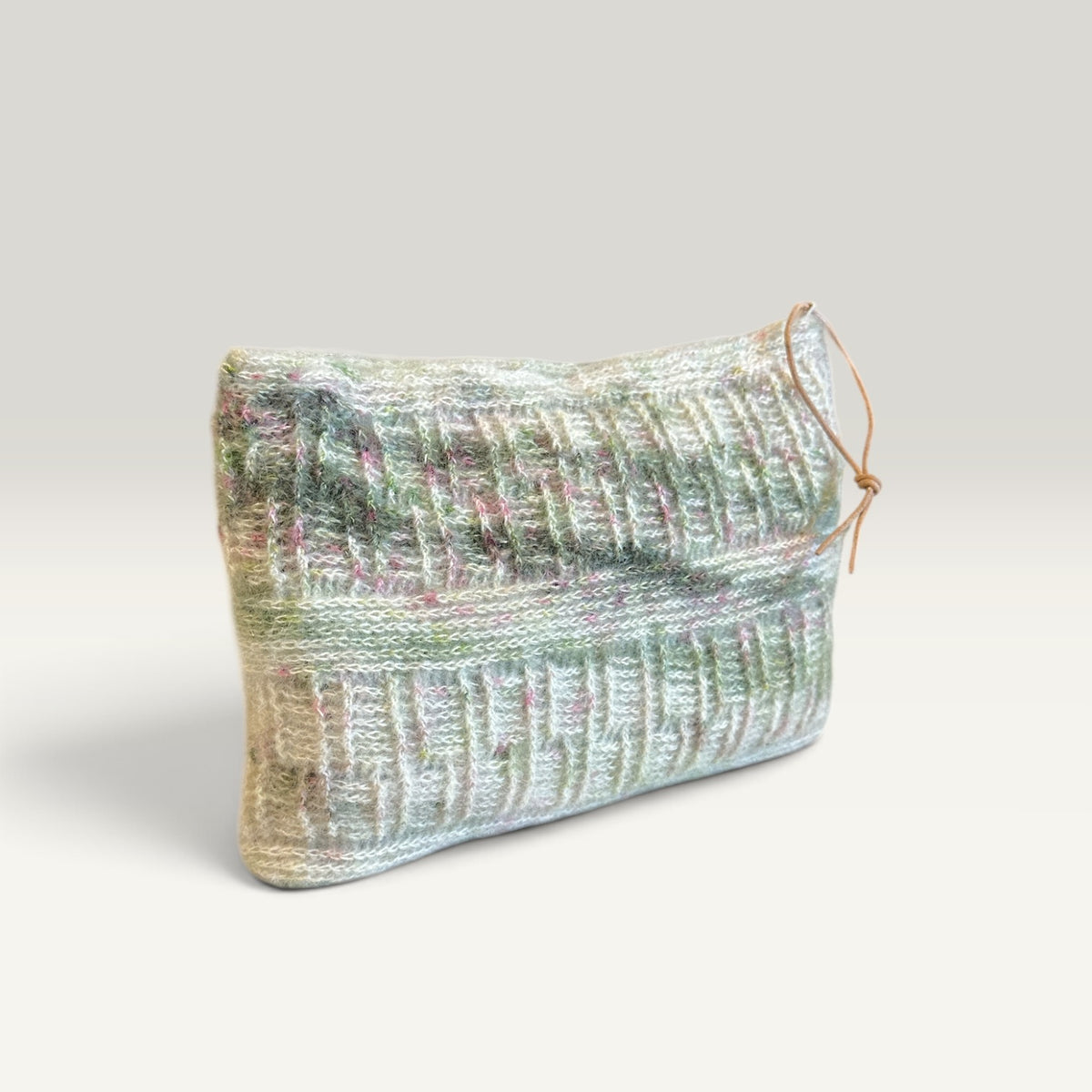Hæklet clutch – skinnende pastel | Vera Hjerrild