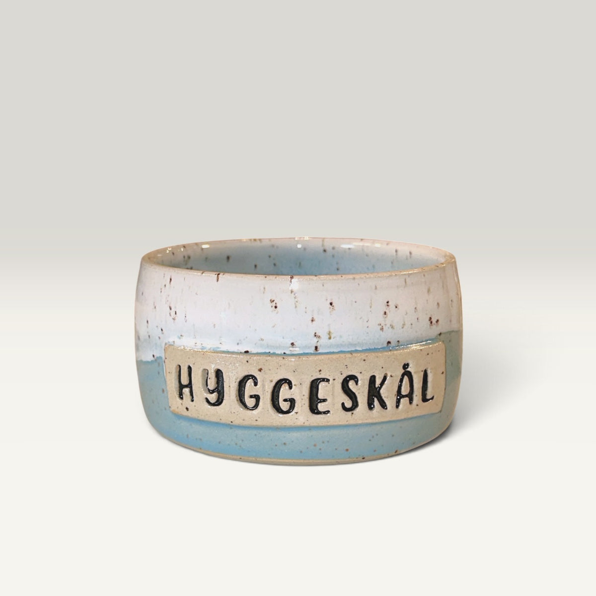 Håndlavet slikskål i keramik - lyseblå skål fra Clay by Hornstrup
