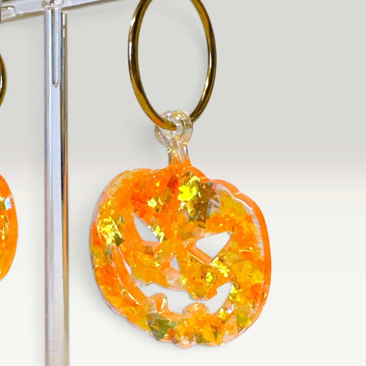 Resin øreringe med halloween-græskar – orange glimmer | Creatrivi