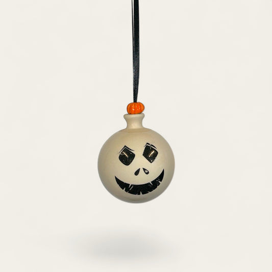 Keramik halloween-kugle med spøgelsesansigt – håndlavet dekoration | Famalut