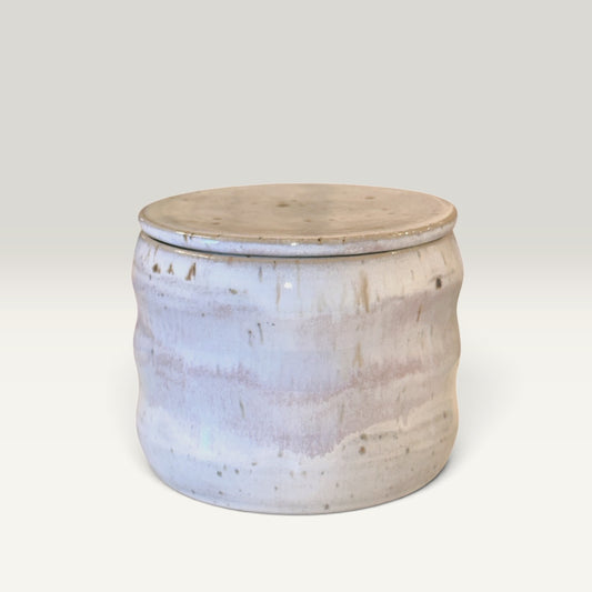 Smørklokke med bølget form og hvid glasur – Håndlavet keramik | Clay by Hornstrup