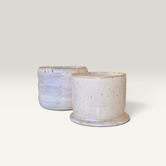 Smørklokke med bølget form og hvid glasur – Håndlavet keramik | Clay by Hornstrup