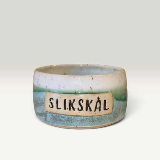 Slikskål i teal keramik med indpræget tekst – Håndlavet | Clay by Hornstrup