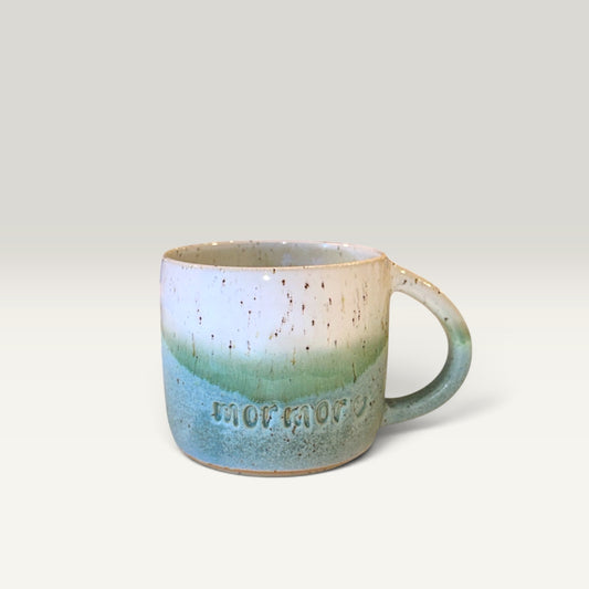 Krus med præget “Mormor ♥” – Drejet keramik i blå/teal | Clay by Hornstrup