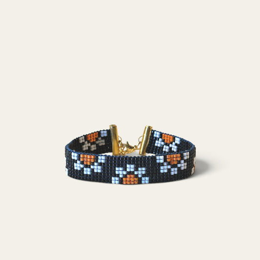 Armbånd i miyukiperler – sort med hvide blomster og orange | Sara Engel