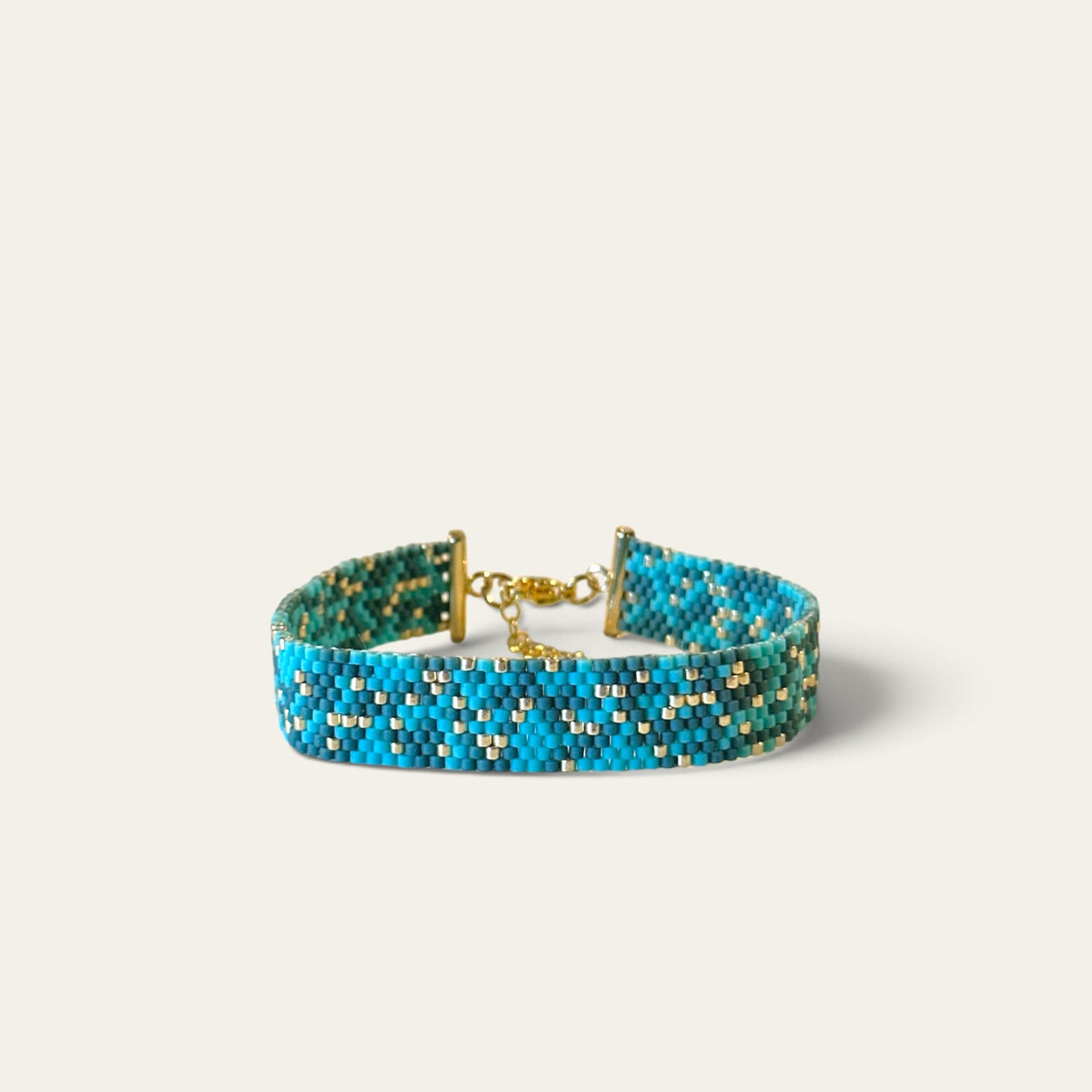 Armbånd i miyukiperler – turkis og teal med guldaccenter | Sara Engel