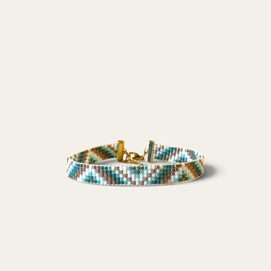 Armbånd i miyukiperler – zigzagmønster i teal, hvid og bronze | Sara Engel