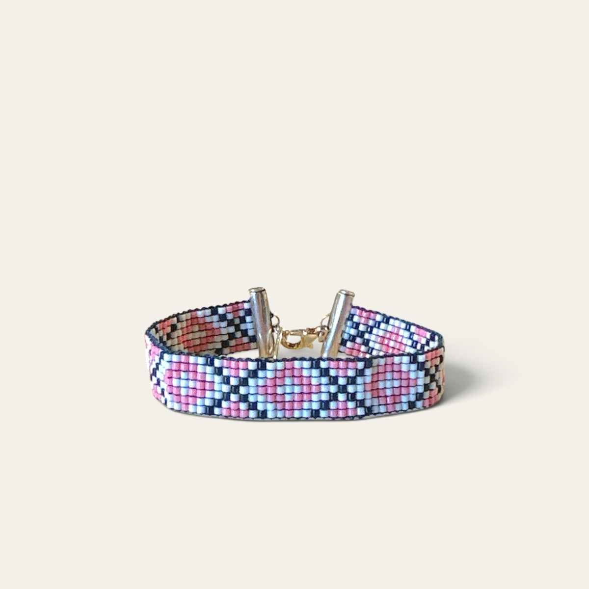 Armbånd i miyukiperler – rudemønster i lyserød, hvid og navy | Sara Engel