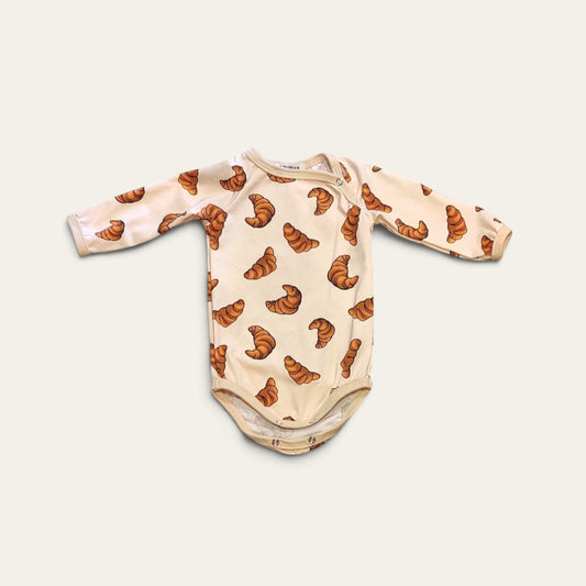 Baby body str. 62 – croissant motiv i blødt jersey | Louifax